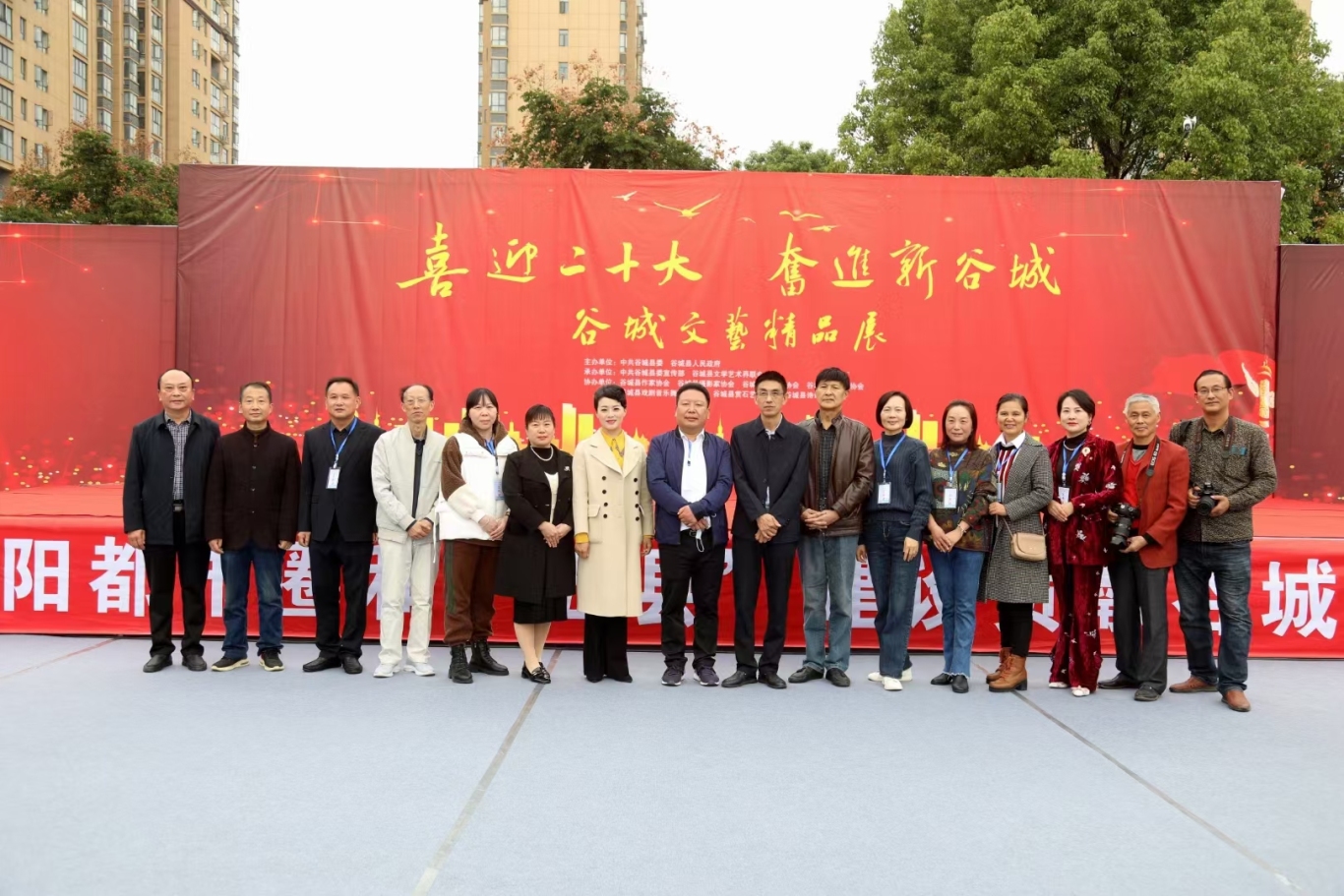 举办“喜迎二十大 奋进新征程”精品文艺展.jpg