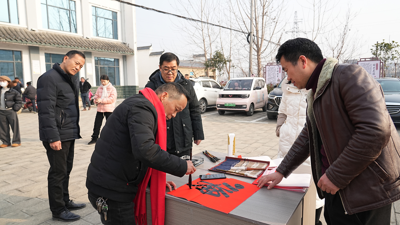 举行“联暖万家”送春联下乡活动.jpg