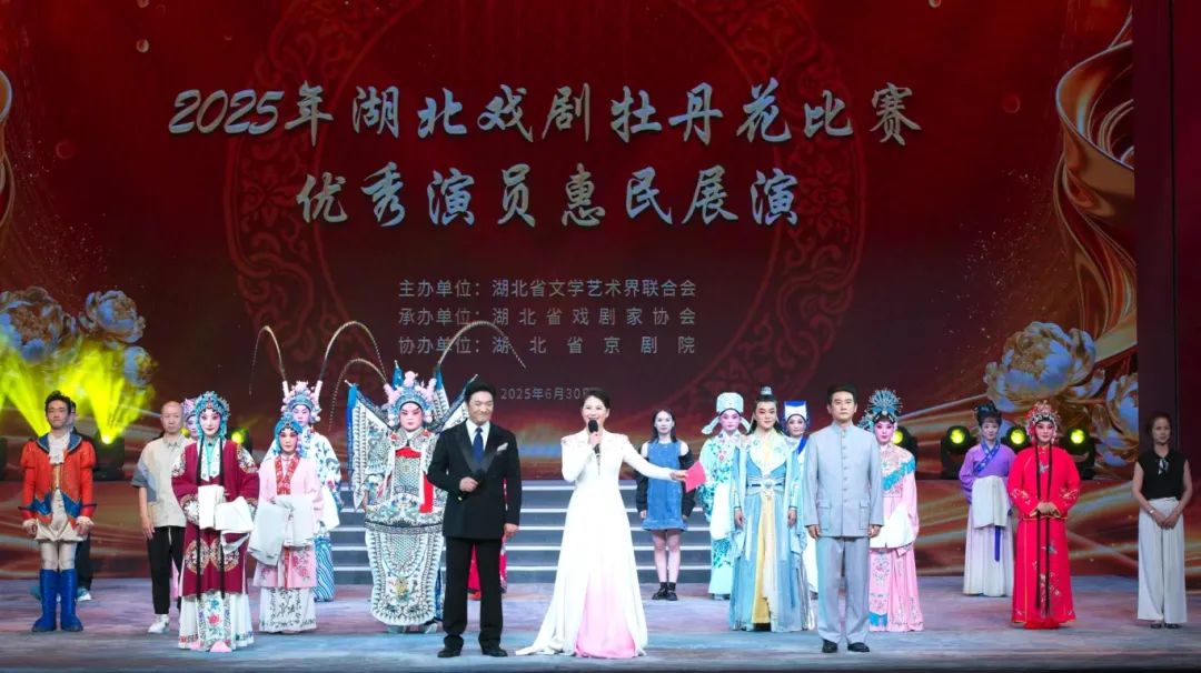 1.荣获“牡丹花”和“大牡丹花”称号的全体演员在惠民演出现场.jpg