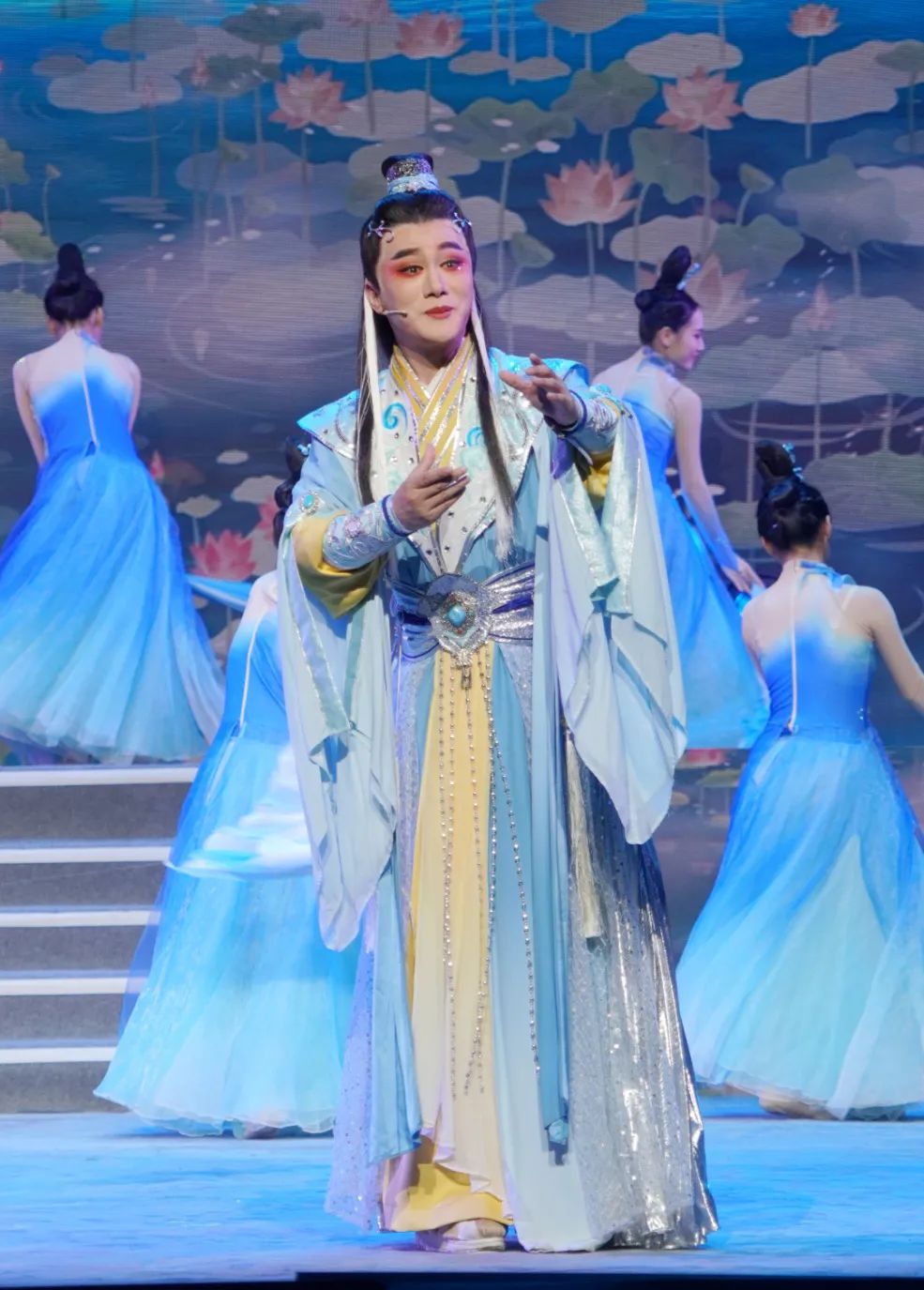 5.荣获“牡丹花”称号的演员杨力表演《七夕传奇》片段.jpg