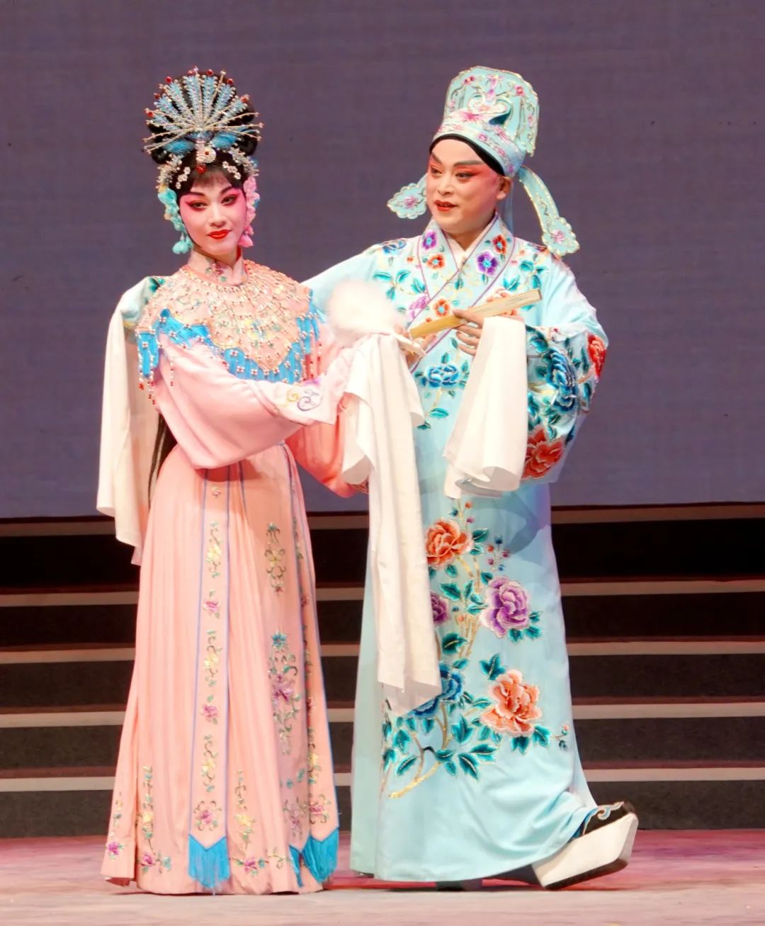 7.荣获“牡丹花”称号的演员朱昌敏（左）、柳建兵（右）表演《访友》片段.jpg