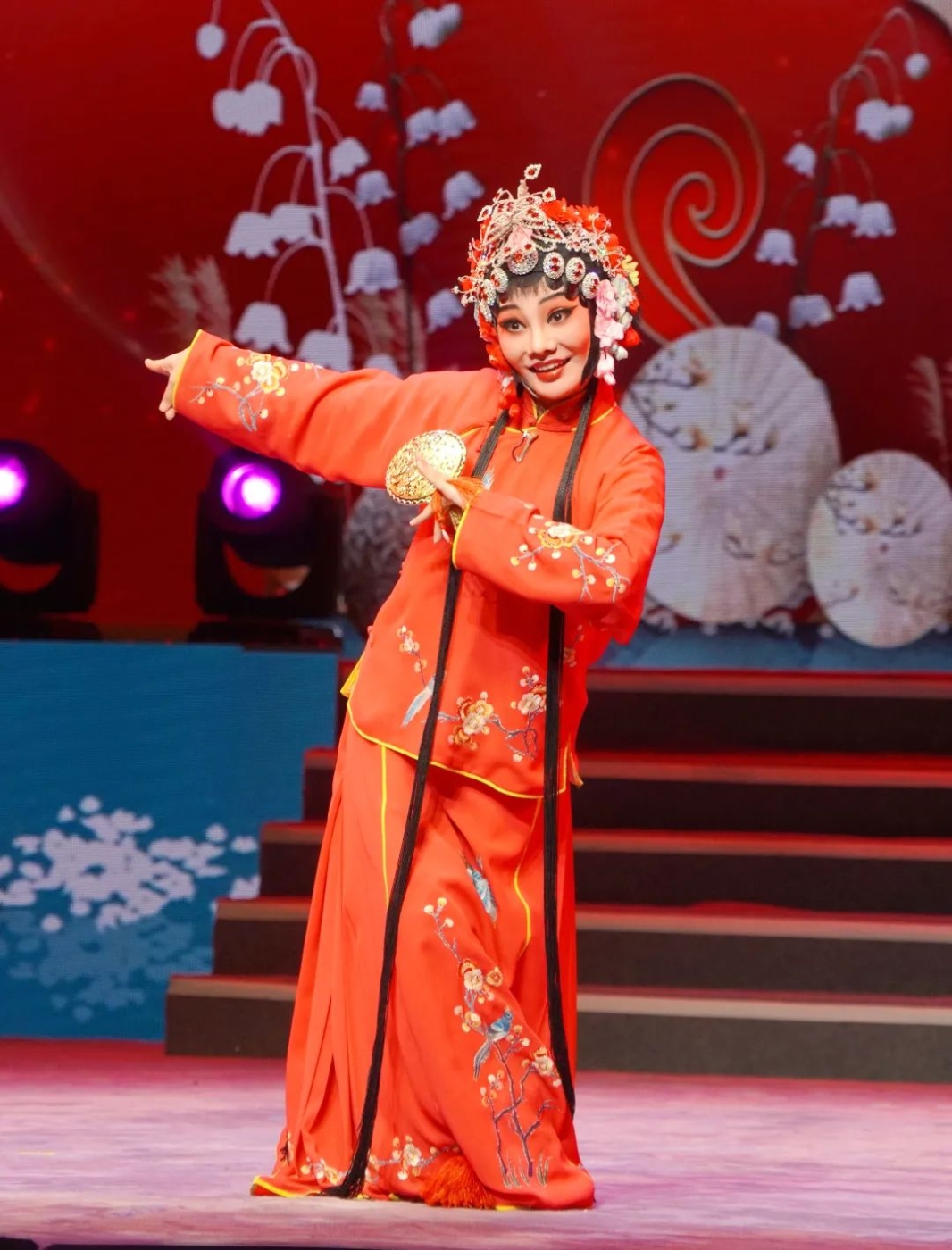 9.荣获“牡丹花”称号的演员杨佳丽表演《风筝姻缘》片段.jpg