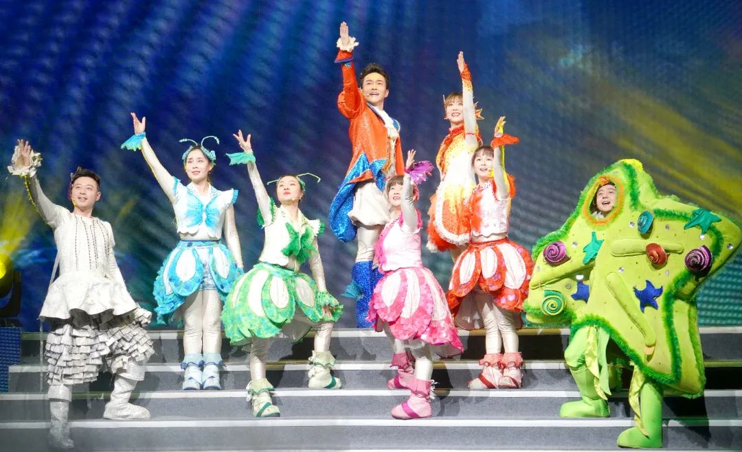 10.荣获“牡丹花”称号的演员黄晓迪（上排左）表演《来自星星的鱼》片段.jpg