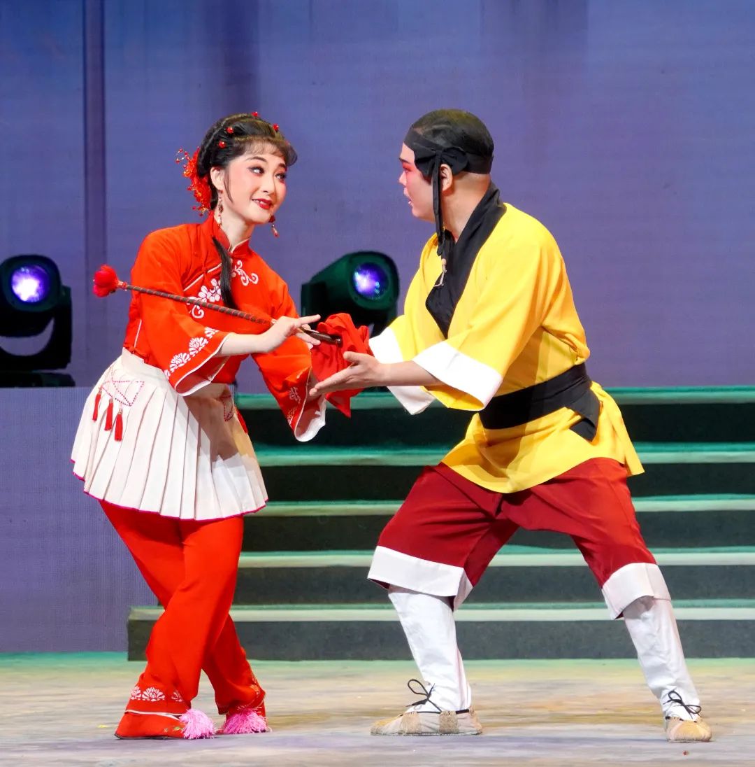 11.荣获“牡丹花”称号的演员刘旋（左）表演《刘崇景打妻》片段.jpg