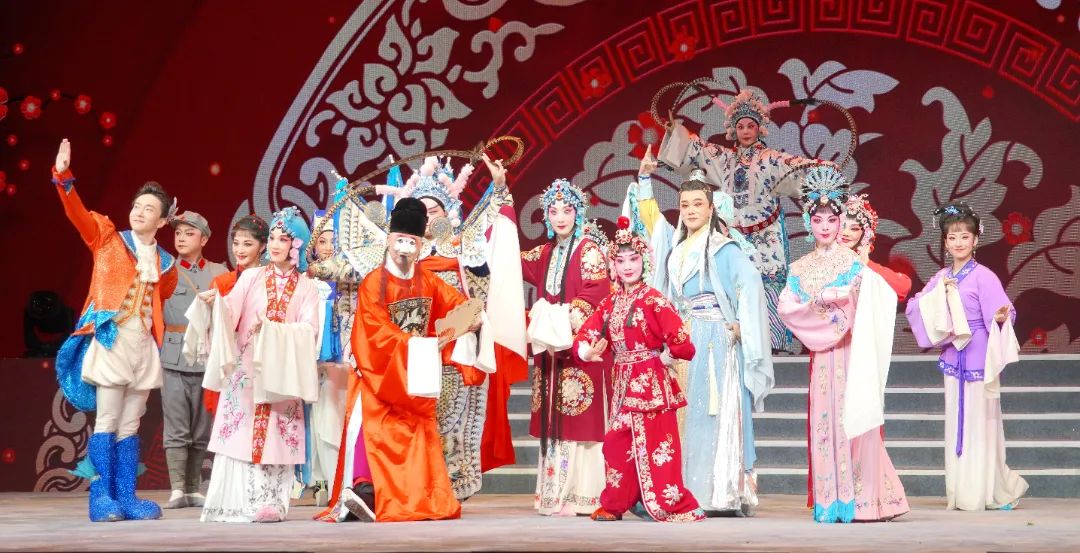 12.参加惠民演出的“牡丹花”和“大牡丹花”演员集体亮相.jpg
