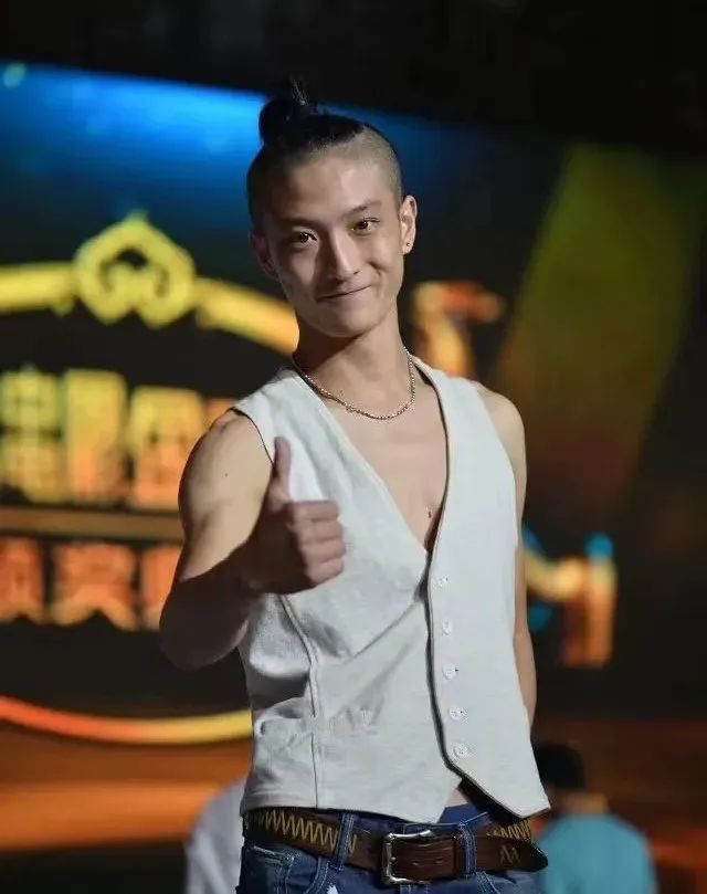 胡龙.jpg
