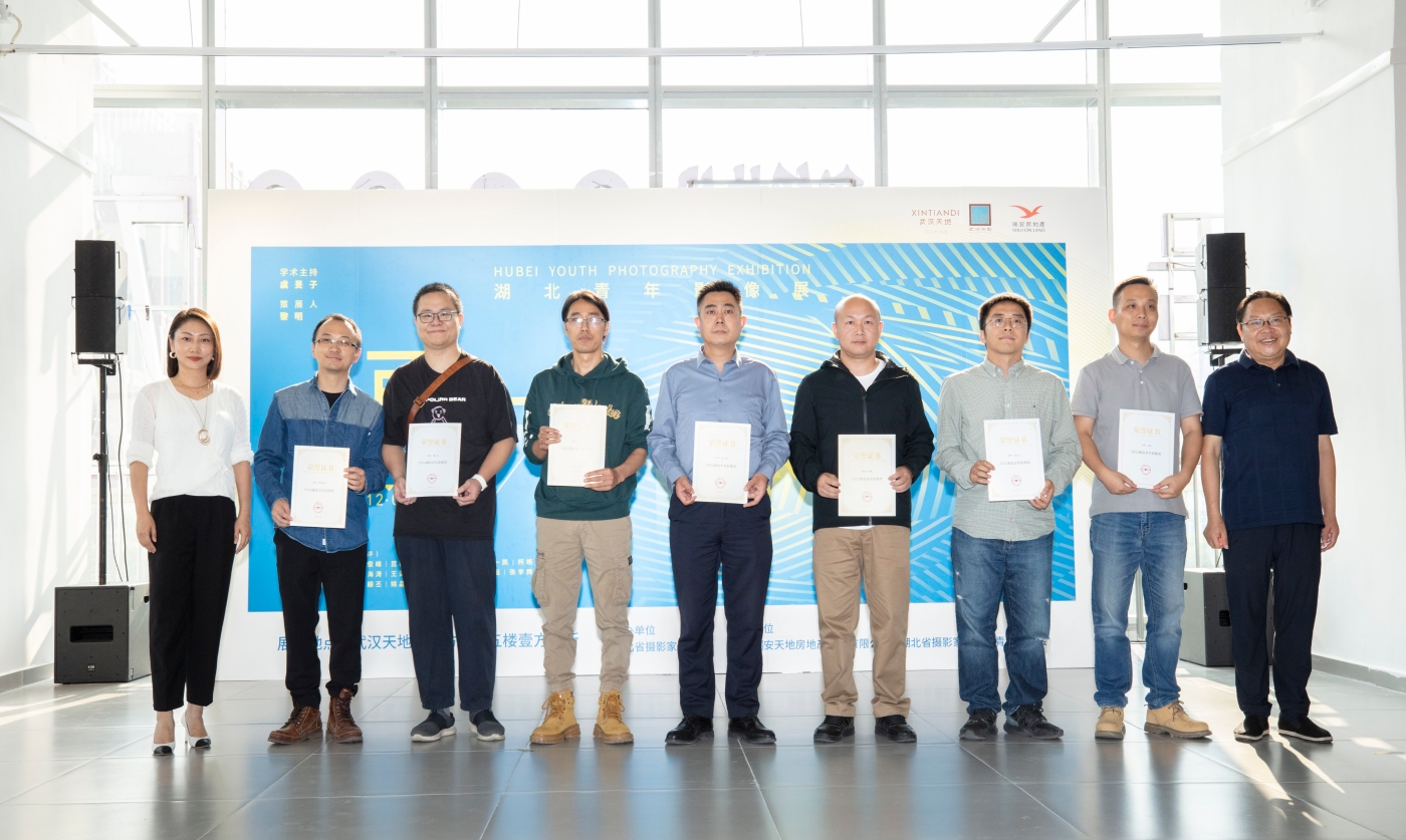 11月3日，“更新——摄影与城市”湖北青年影像展在武汉天地壹方南馆五楼壹方新所开幕。现场为获得2022湖北青年影像奖的8位摄影师颁发了证书。