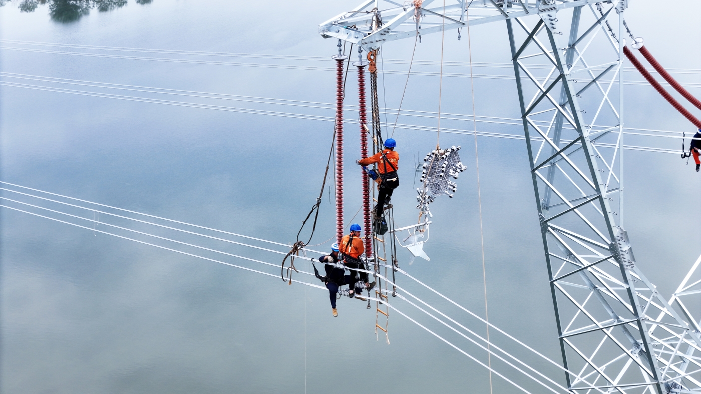 郭晖《湖畔架电网》 郭晖《湖畔架电网》