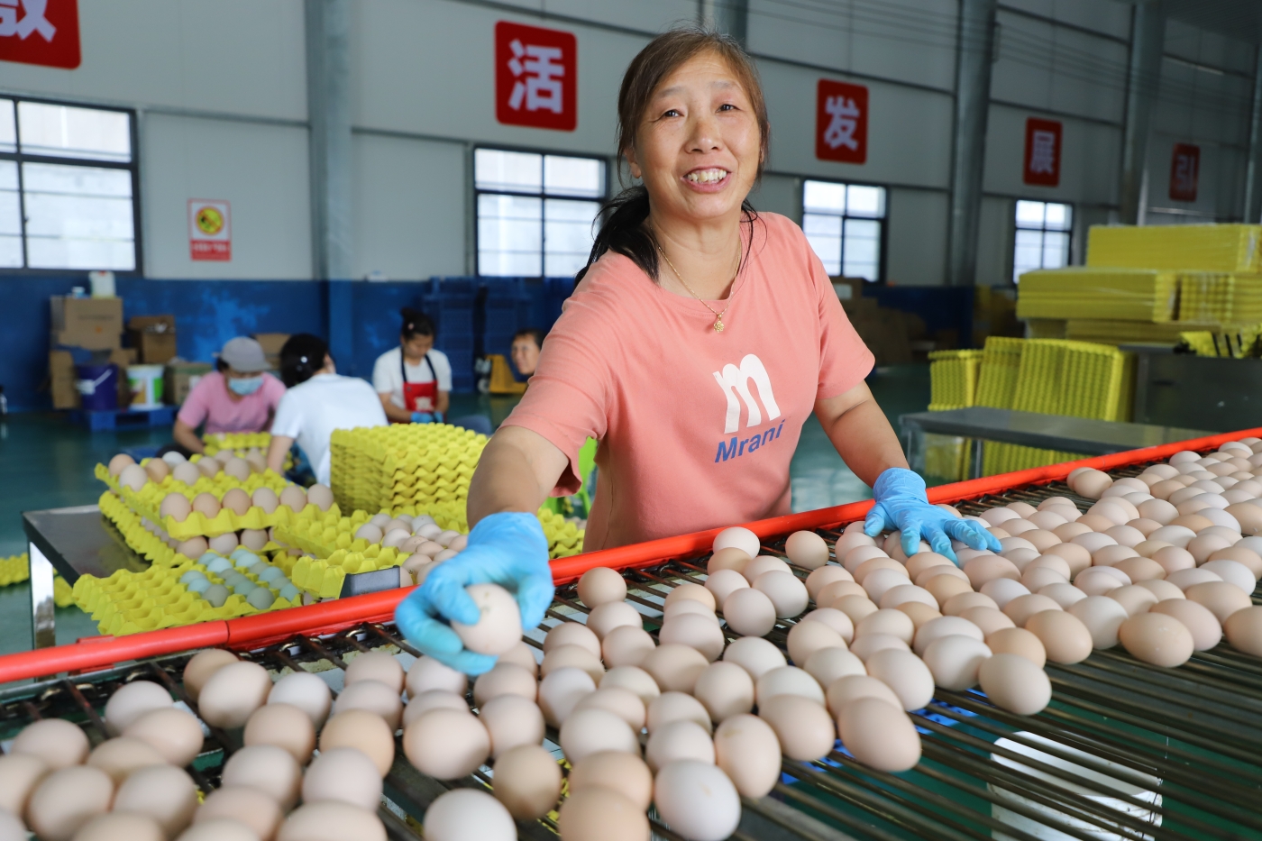 郭玲《车间里的笑容》 郭玲《车间里的笑容》