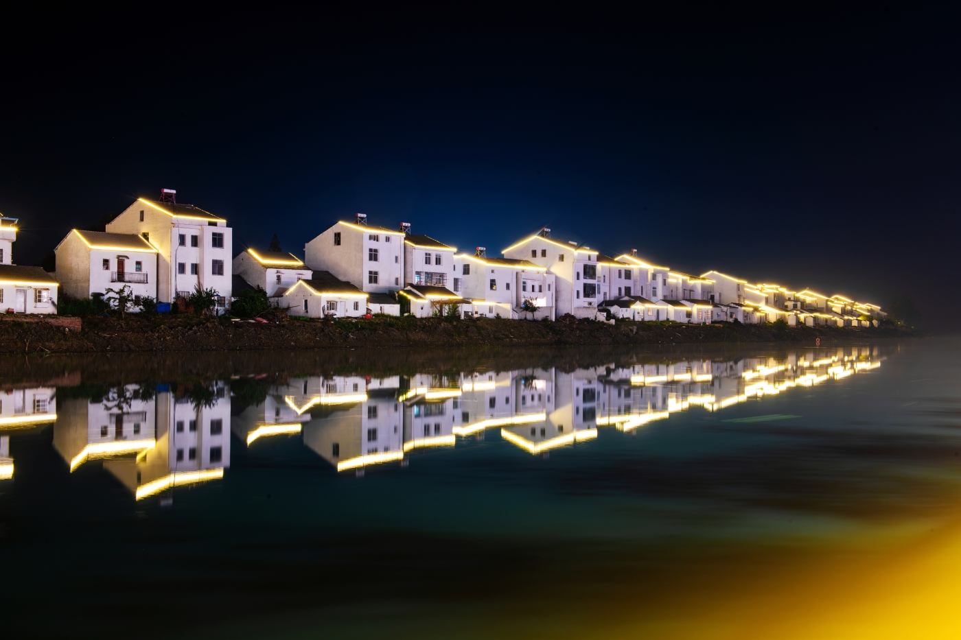 何文兵《水乡灯火》 何文兵《水乡灯火》