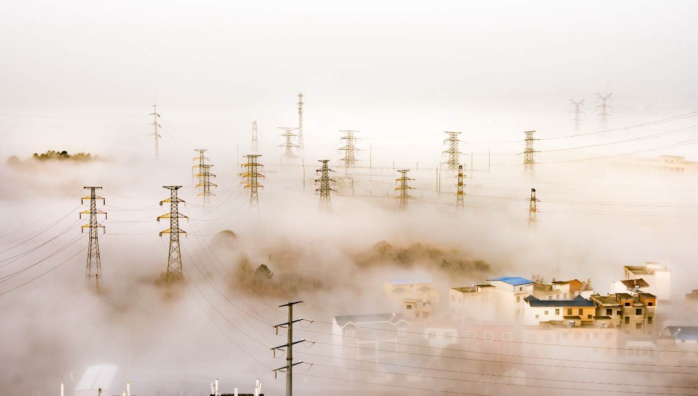 周必超《云雾中的乡村电网画卷》 周必超《云雾中的乡村电网画卷》