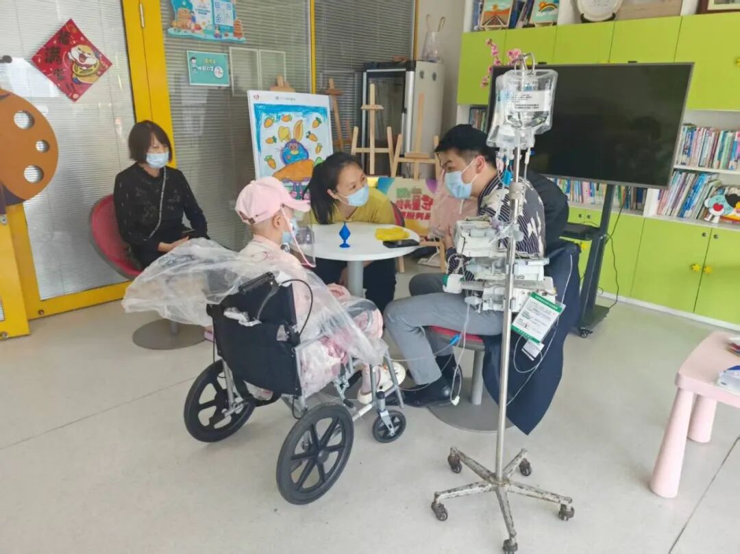 ”魔术艺术疗愈“协和医院给白血病儿童开展活动.jpg