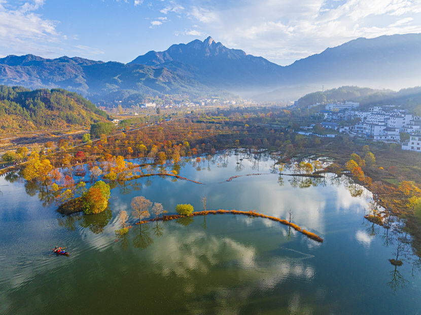 红叶湖的晨光   罗田县水上红叶景区
