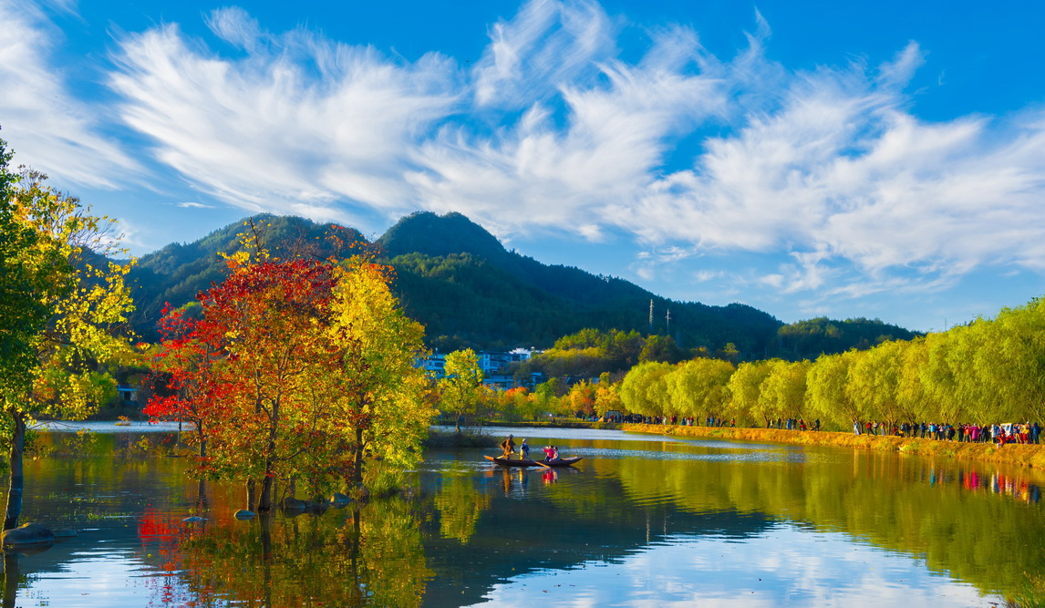 一湖秋色   罗田县大别山旅游度假区
