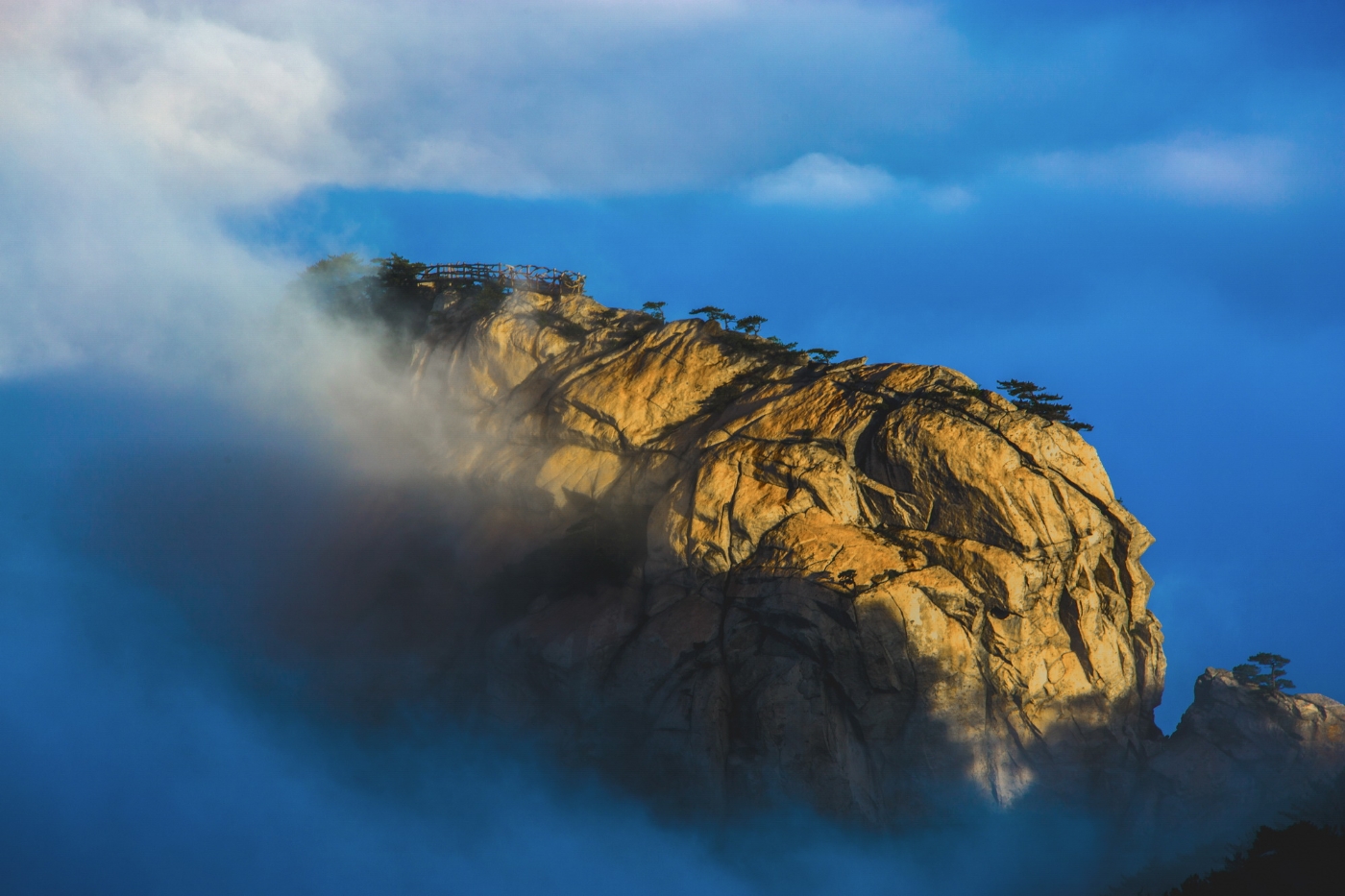迎接朝霞   罗田县哲人峰